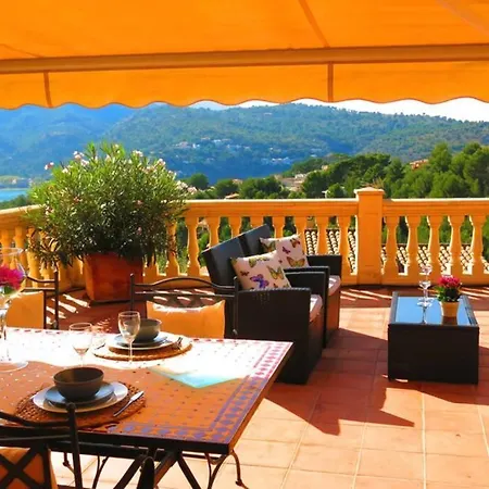 En El Con Gran Terraza Privada Y Vistas Al Mar. Piscina Comunitaria. Localizado En Un Zona Tranquila Y Muy Soleada. Wifi Gratis Disponible. Parking.